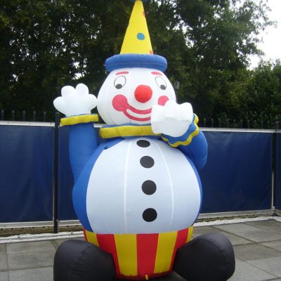 vrolijke opblaasbare clown